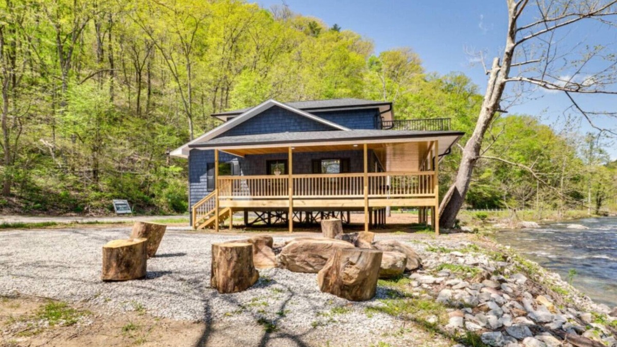 Tellico Plains Apartment | River Escape River Front Cabin
