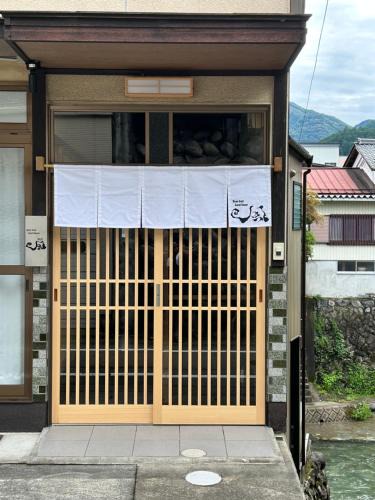 Hachiman-cho Apartment | River front Guest House 風