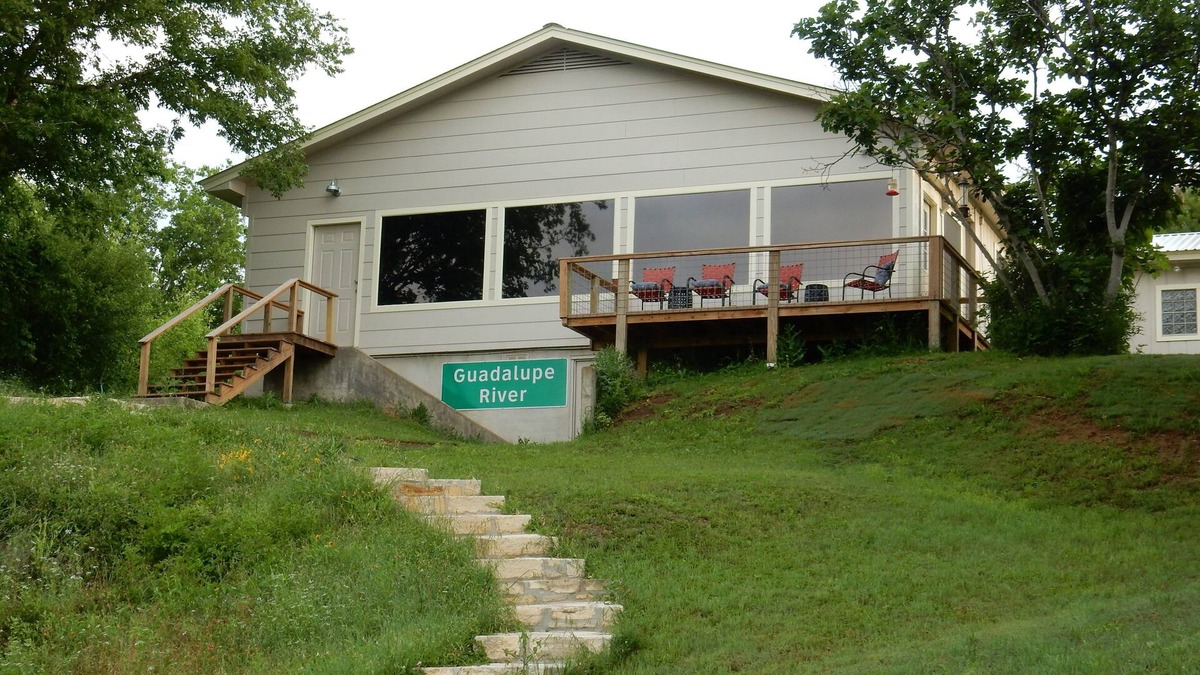 Center Point House | RIVER FRONT HOME NEAR KERRVILLE, HOT TUB, TUBES, FLOATS INCLUDED