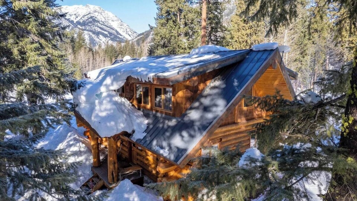 Mazama Cabin | River Front | Mountain Ski Cabin