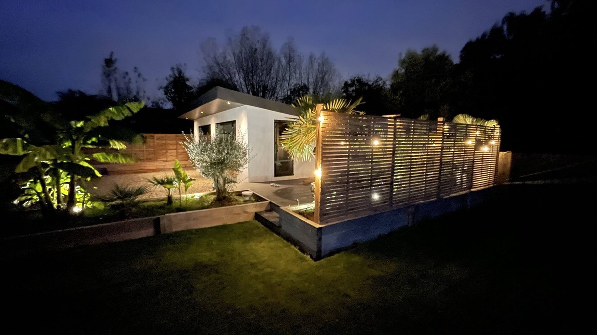 Wraysbury House | River Guest House With Jacuzzi, Fire and Boat Hire