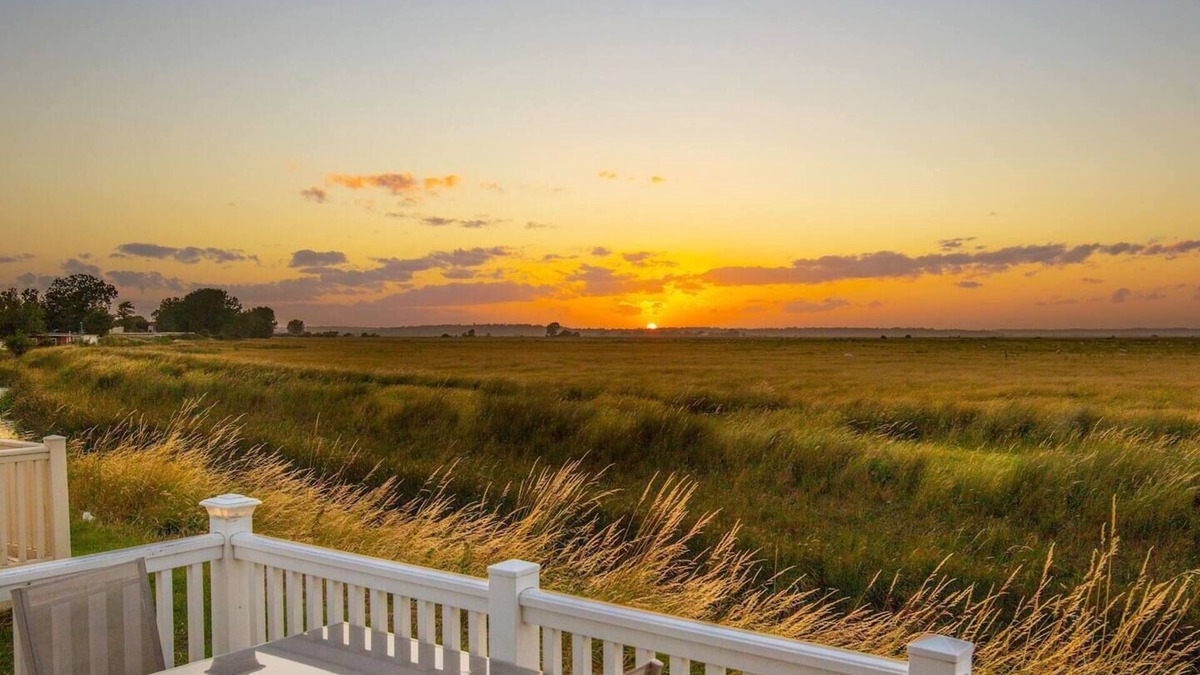 Camber Cabin | River Lodge Platinum Plus Holiday Home with Views, Decking, Wifi and Netflix