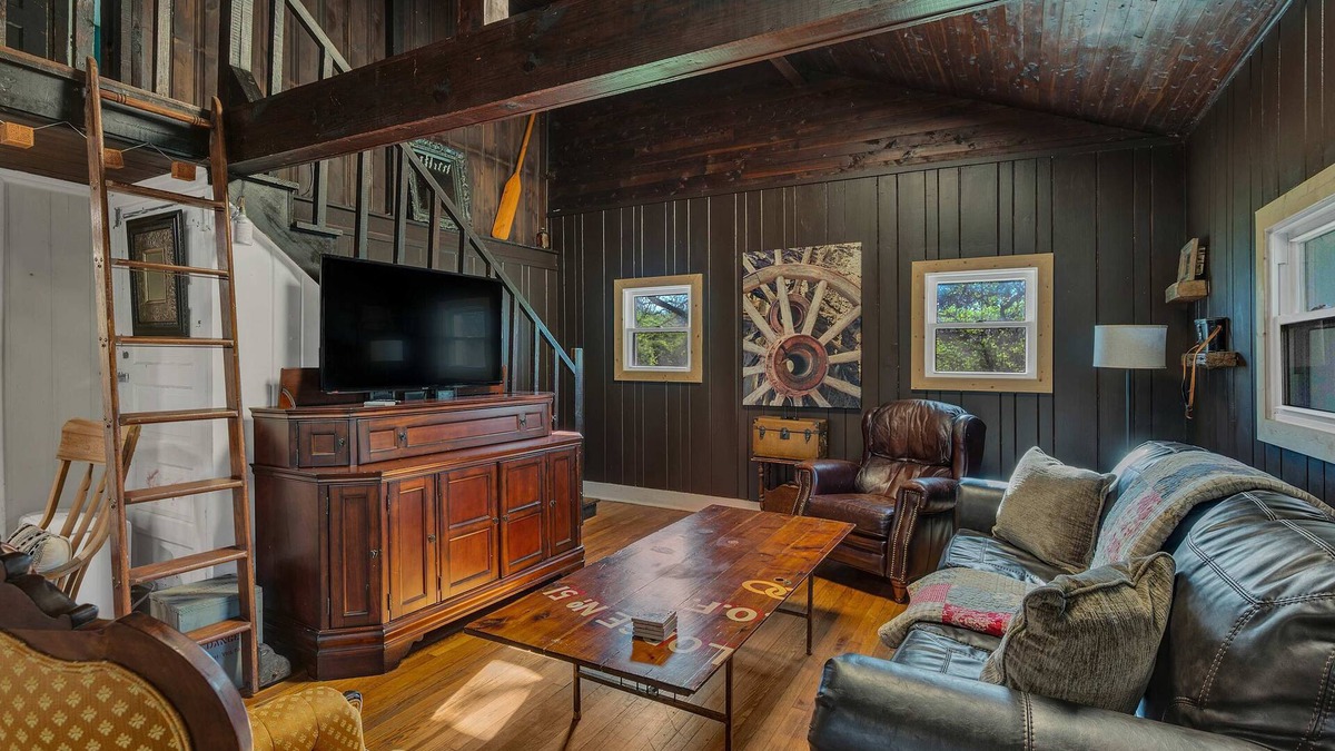 Madison Cabin | River Lodge | Rustic Retreat Just 15 Mins from Downtown Nashville