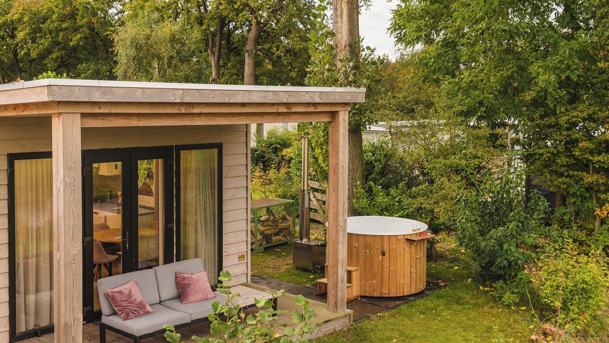 Zuna Resort | River lodge with hot tub | 4 people