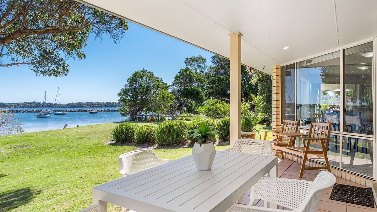 Iluka House | River Luxury - Set right on Iluka Bay