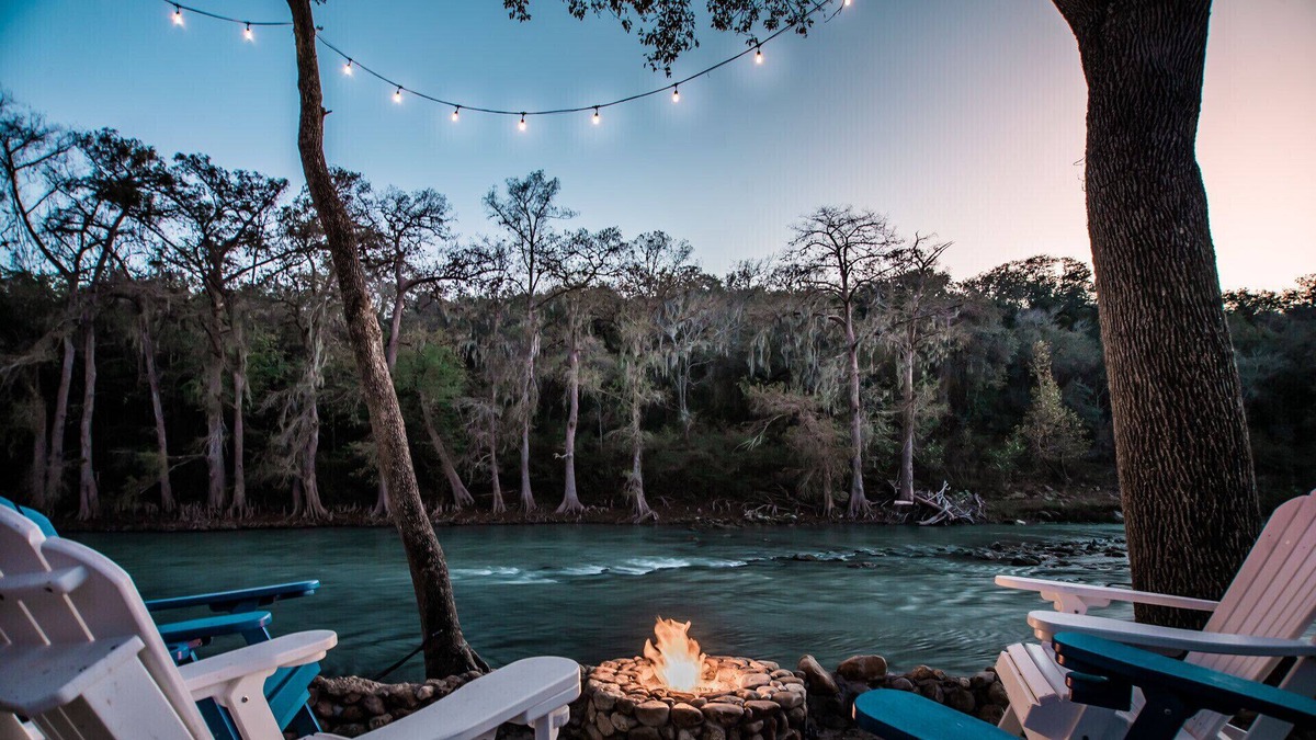 Thomaston House | River Rapids in private backyard 2/1.5 house 65" TV w/ deck /Grill