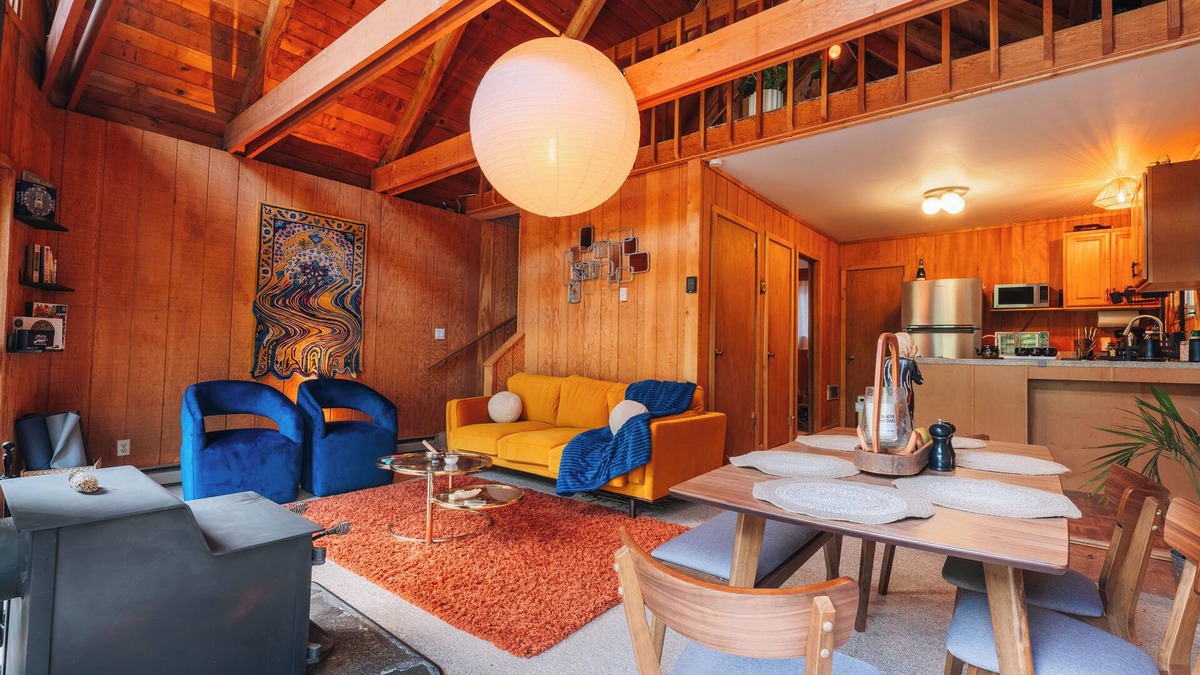 Gold Bar Cabin | River Retreat: Hot Tub, 3 Stories, River Access!