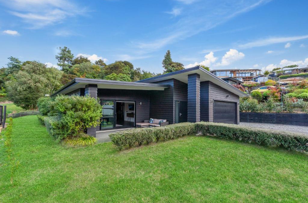 Rangatira Park House | River Retreat - Taupo Holiday Home