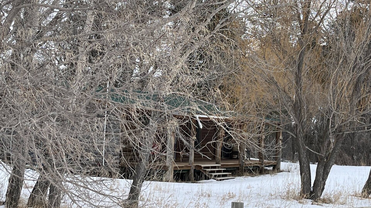 Dayton Cabin | River Retreat - Tongue Canyon on the river with hottub & AC on 7.5 private acres