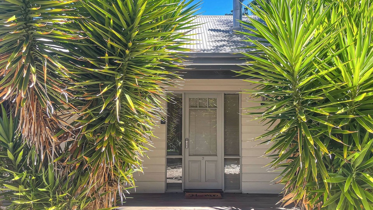 Jamieson Cottage | River Rock Cottage Centrally located and Dog friendly