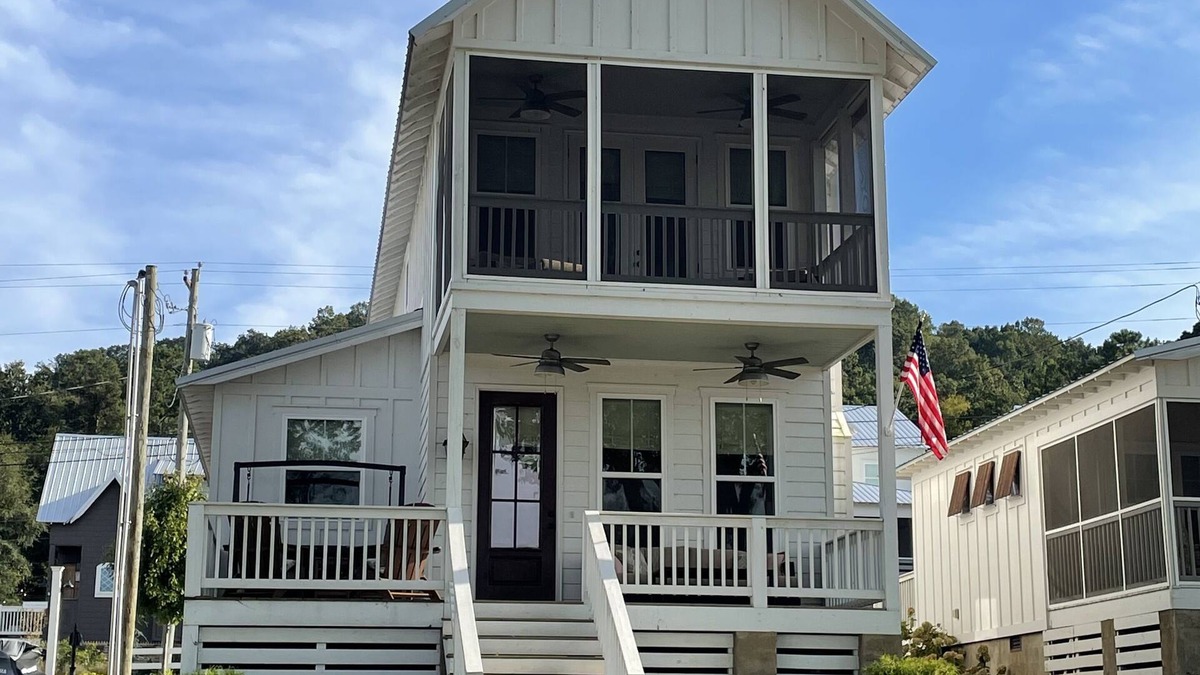 Guntersville House | River Rocks Friends Gather Here