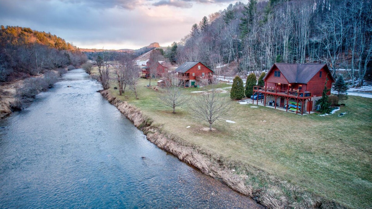 Todd House | River Roost - on New River near Boone with fire pit, game room, pet friendly