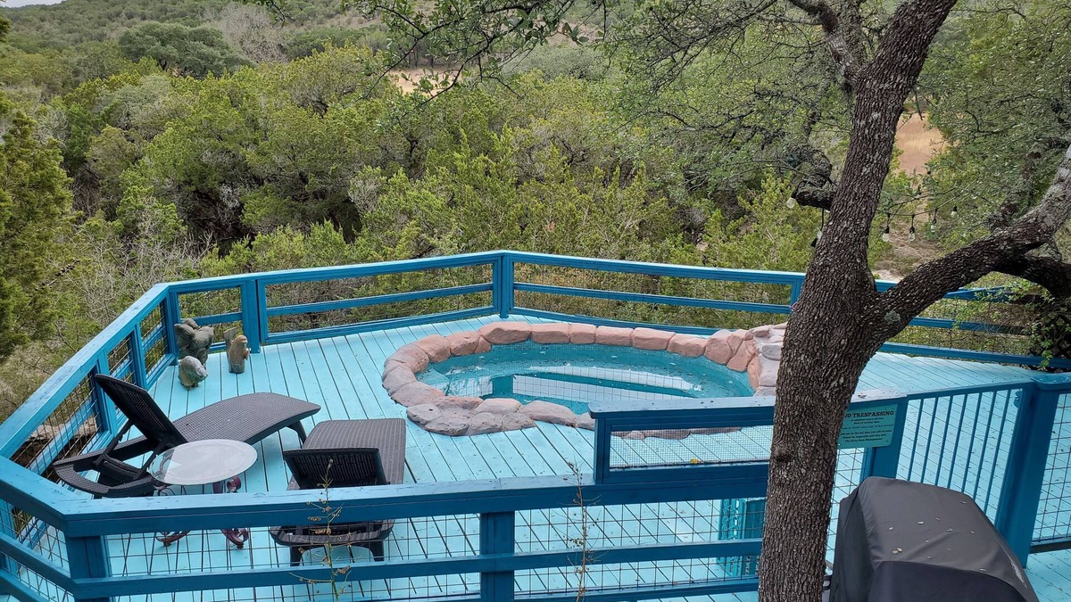 Wimberley Resort | River Rose Retreat Center: Whole property holds 15 adults