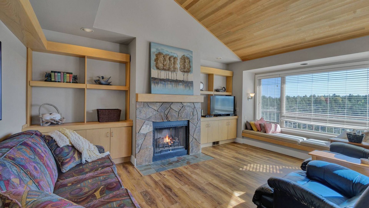 Redmond Condo | River Runs Through, Overlooks Deschutes River, Dog Friendly, Hot Tub