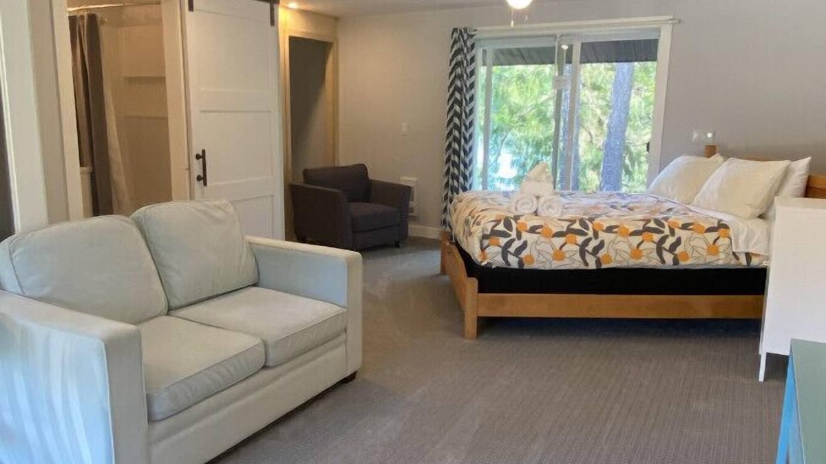 Clearwater House | River's Edge Gabbro Suite
