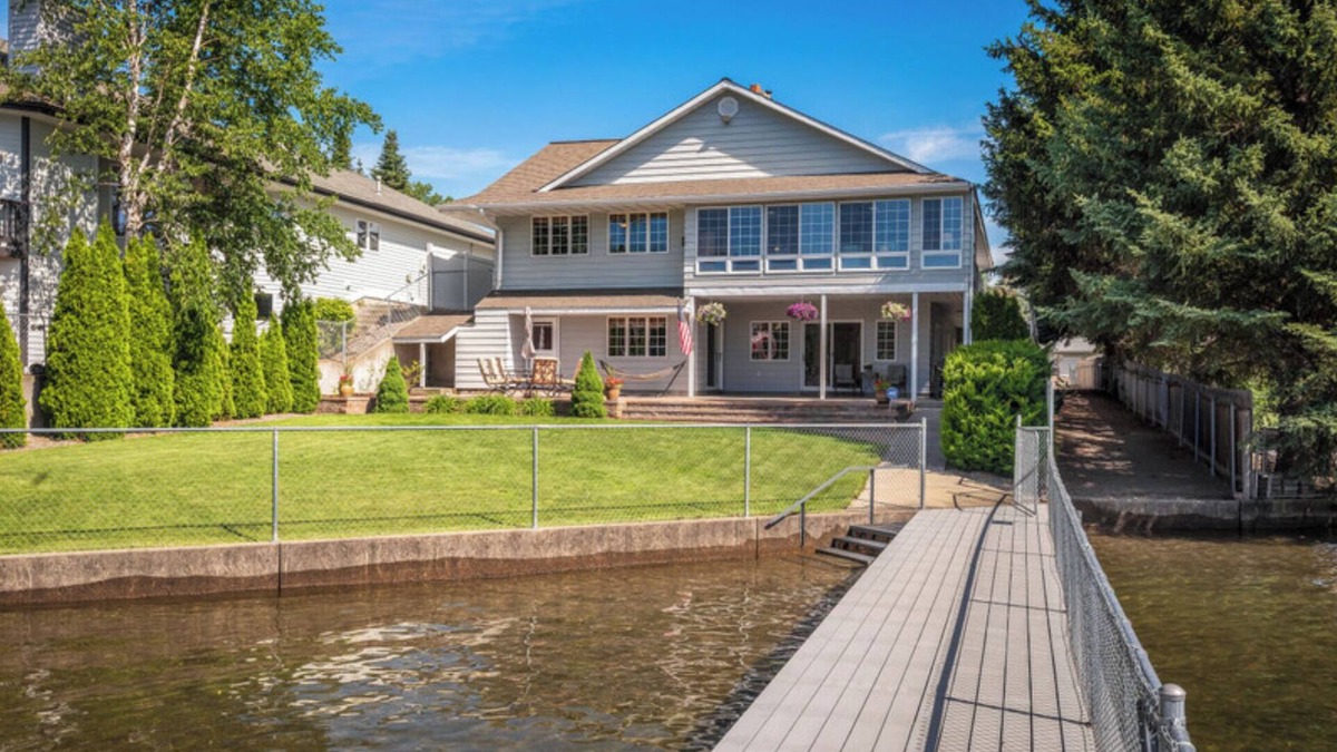 Post Falls House | River's Edge Oasis, private dock, 2 kitchens, pool table, dog friendly!