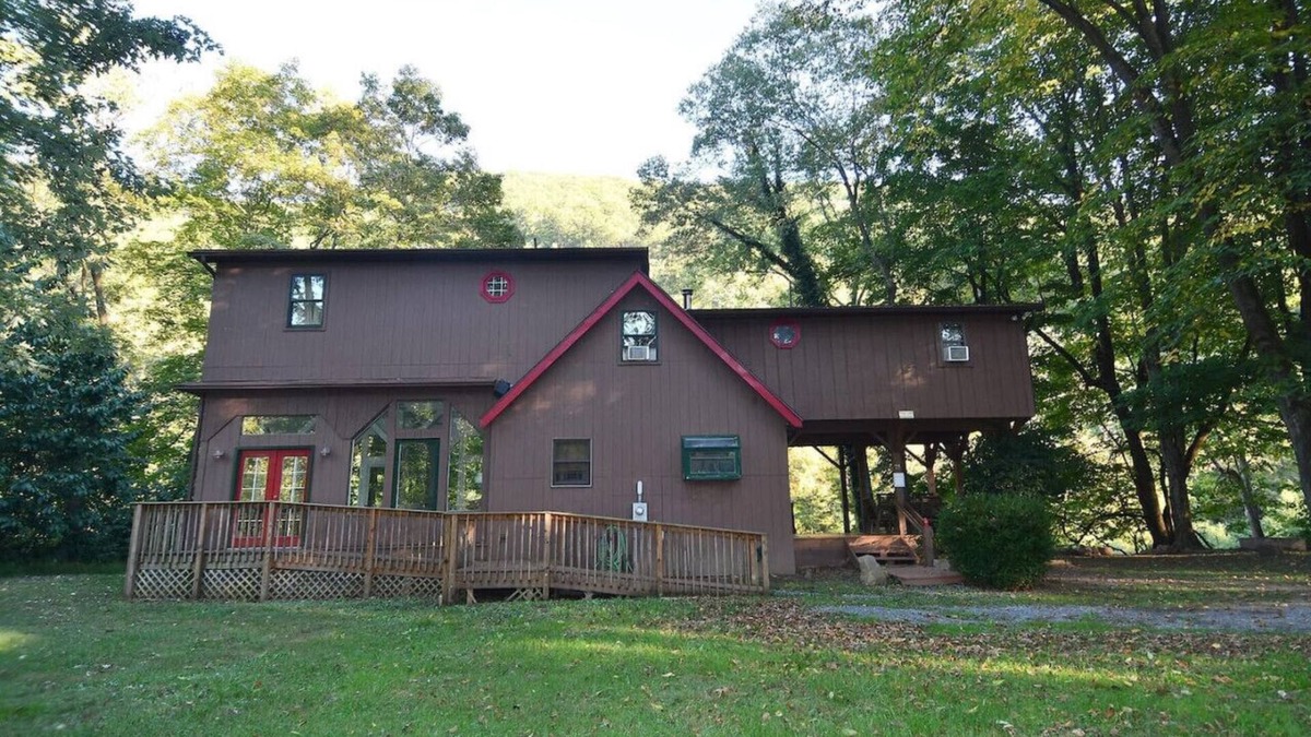 Great Cacapon House | River Time Cabin -riverfront, wifi, screen porch, 3 king beds, view, wood stove
