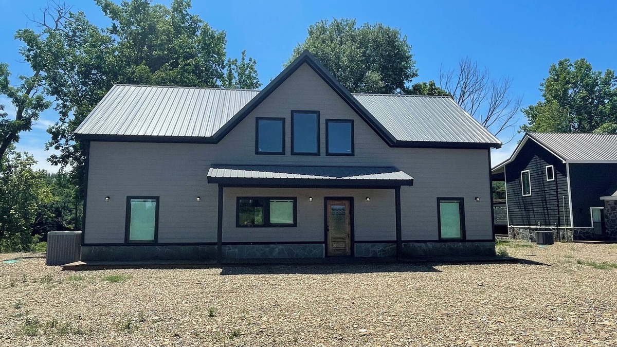 Golden Cabin | River View | 3 bedroom | Hot Tub | 7 guest