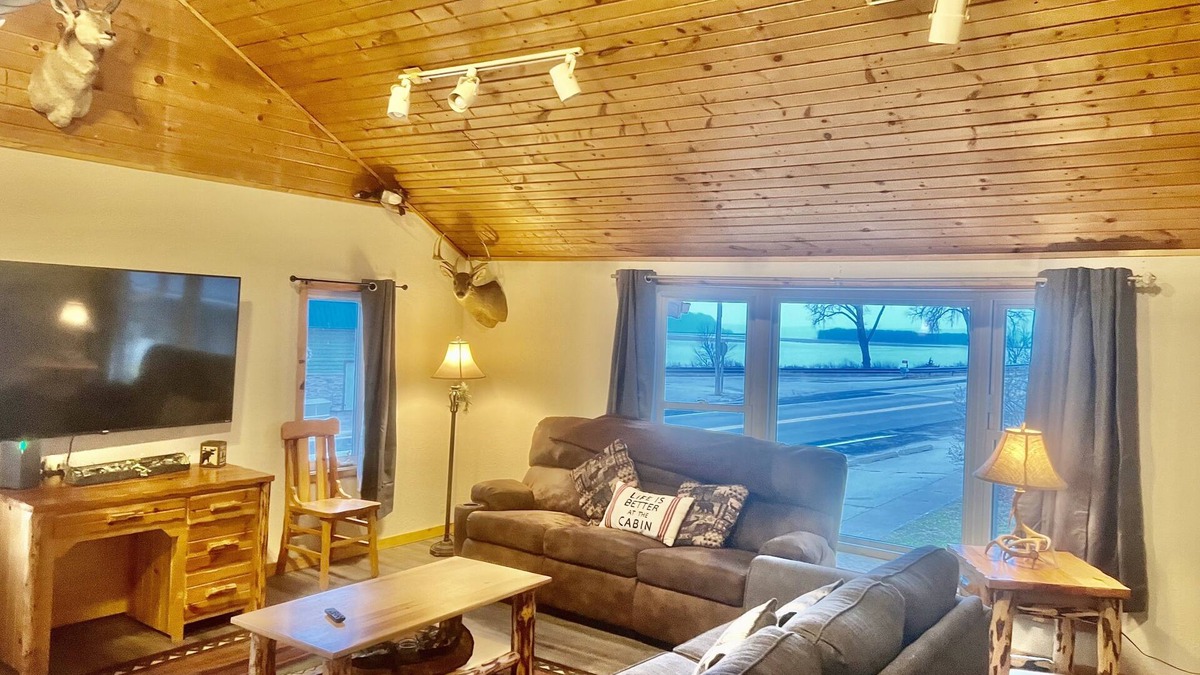 Eastman Apartment | River View 3 bedroom/2bath top level apartment