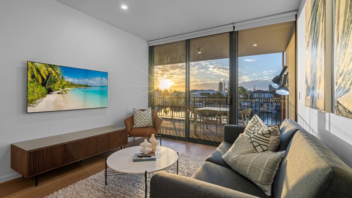 Surfers Paradise Apartment | River View Stunning Modern 2BR *Parking/Pool*
