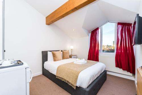 Evelyn House | Riverbank Stay