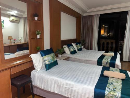 Kampung Surabaya Apartment | Riverbank Suites - River View Level 11, Sleeps 7