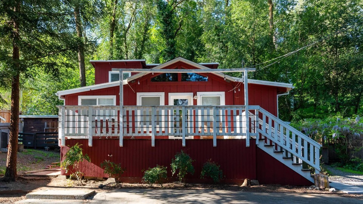 Healdsburg House | Riverbend Retreat - Complimentary wine tasting at Croix included!