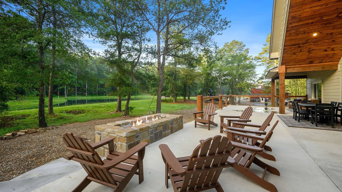Broken Bow House | Riverbend Retreat - Gorgeous One Story with Loft, Waterfront Pond Access, Sleeps 16
