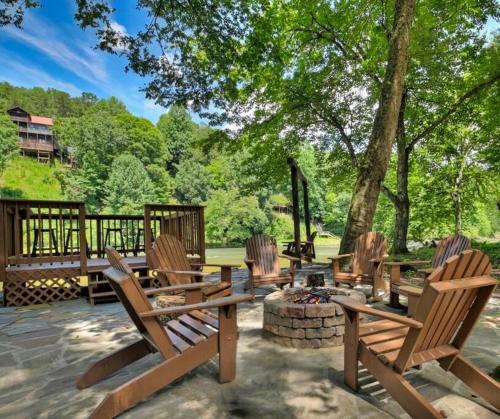 Ellijay House | Riveredge Escape Cabin-Flowing Waterfront-Hot Tub-Pools-Xbox-Pickleball