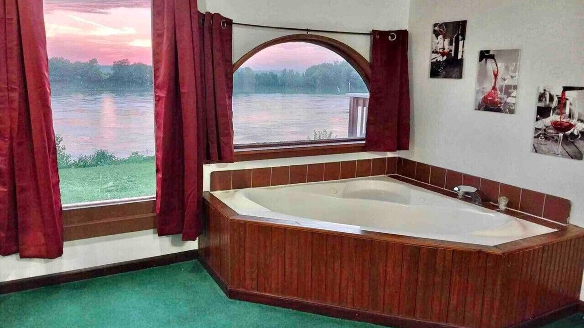 St. Joseph Cabin | Riverfront 2 bdrm Jacuzzi Cabin w/Sunset Balcony