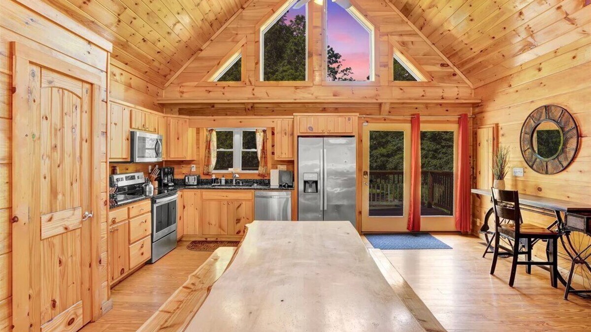 White Haven Cabin | Riverfront | 6BR | HotTub | Games | Pool Table