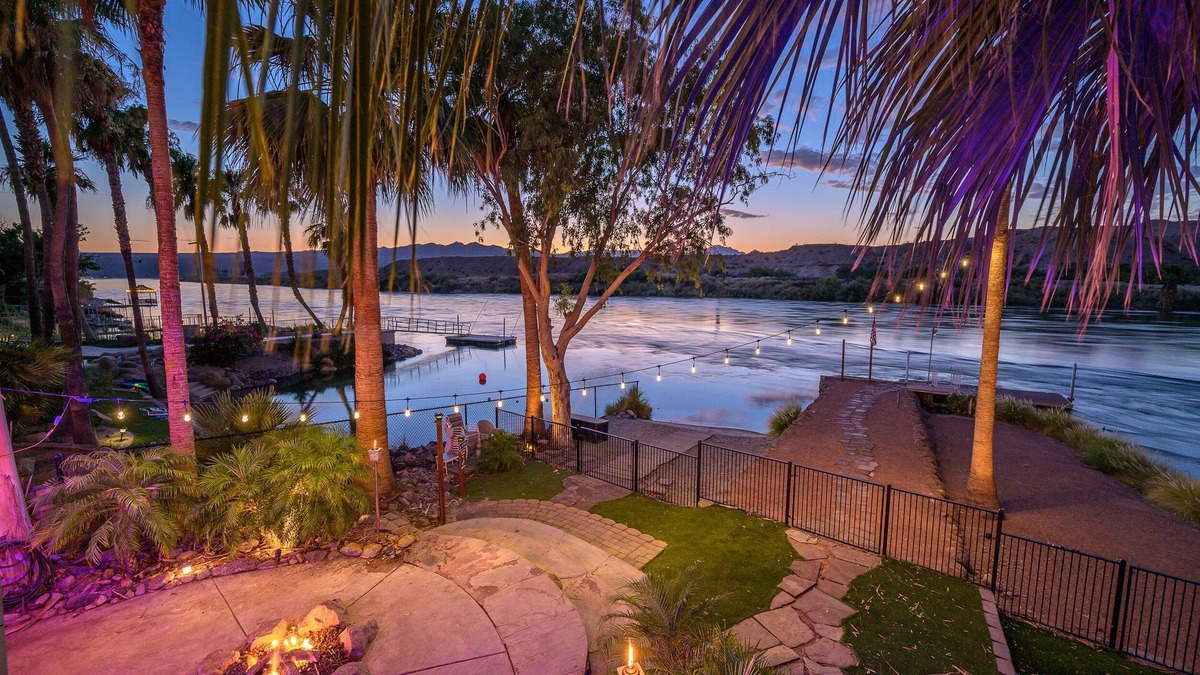 Bullhead City House | Riverfront Beach Resort Home+Casita & Bar on River