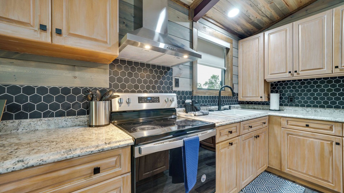Golden Cabin | Riverfront Broken Bow Cabin w/Private Hot Tub!