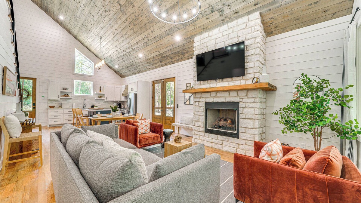 Golden Cabin | Riverfront Broken Bow Cabin w/Private Hot Tub!