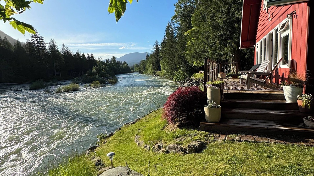 Baring House | Riverfront Cabin! BBQ, HOT TUB, FIRE PIT, 4 BEDROOMS