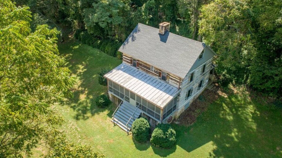 Luray Cabin | Riverfront Cabin! Fireplace, Farm, Trail & Kayaks