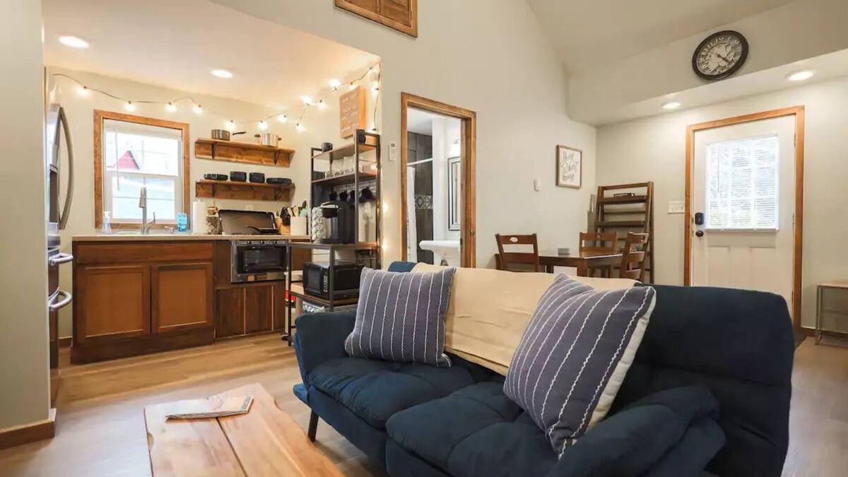 Canadensis Cabin | Riverfront Cabin. Minutes from Mt.Airy & Kalahari
