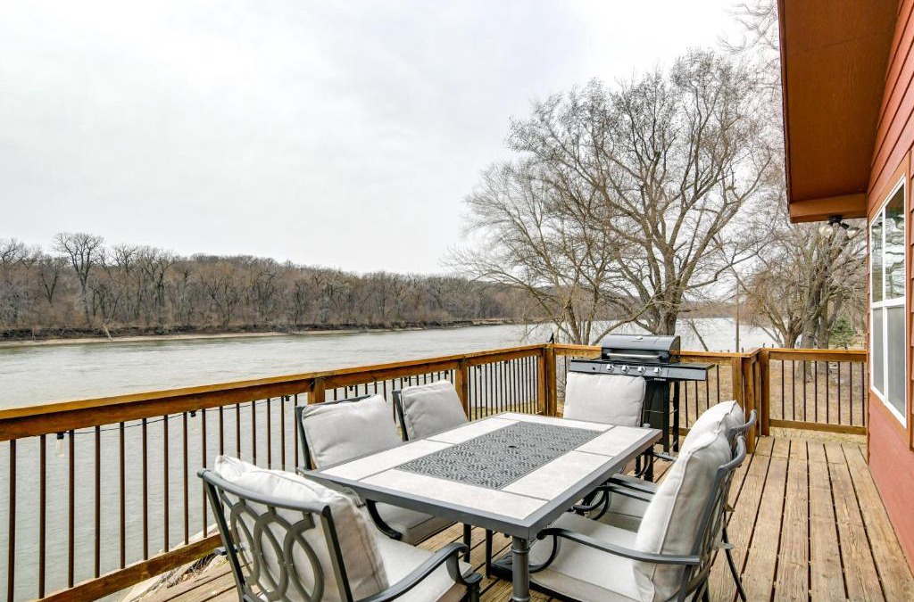 Pella House | Riverfront Cabin Near Dtwn Pella with Game Room!