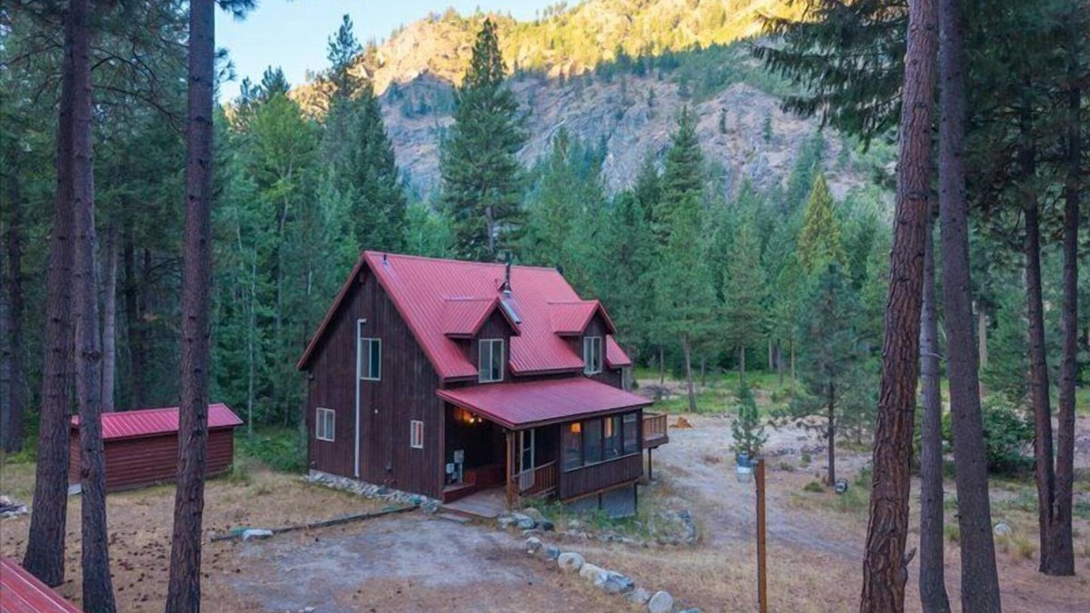 Ardenvoir House | Riverfront Cabin Retreat – Unplug & Reconnect on the Entiat