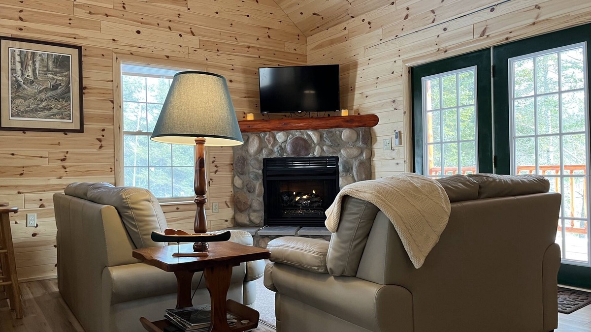 Luzerne Cabin | Riverfront Cabin : The Cozy Brown Trout Lodge
