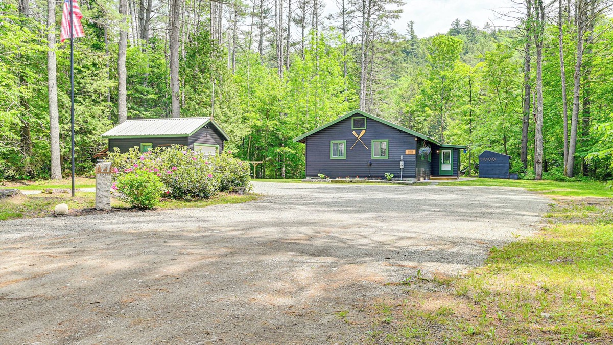 Schroon Lake Cabin | Riverfront Cabin w/Yard in Schroon Lake!