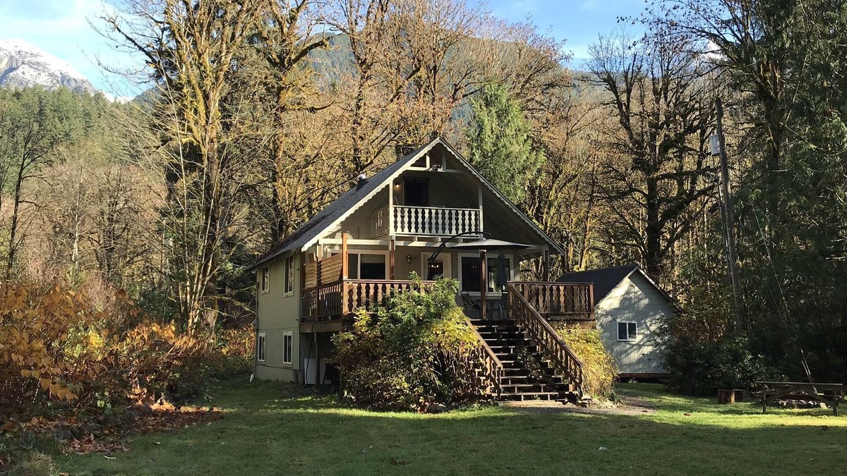 Gold Bar Cabin | Riverfront Cabin with Hot Tub & AC on 2 Acres. Pet Friendly. Back-up Generator.