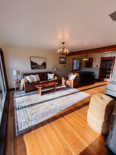 Rileyville House | Riverfront cabin with hot tub, kayaks, dock, dog ok