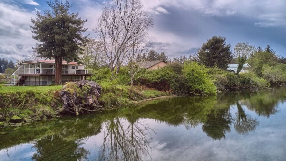 Brookings Cottage | Riverfront Cottage with Hot Tub 1/4 mi from Beach