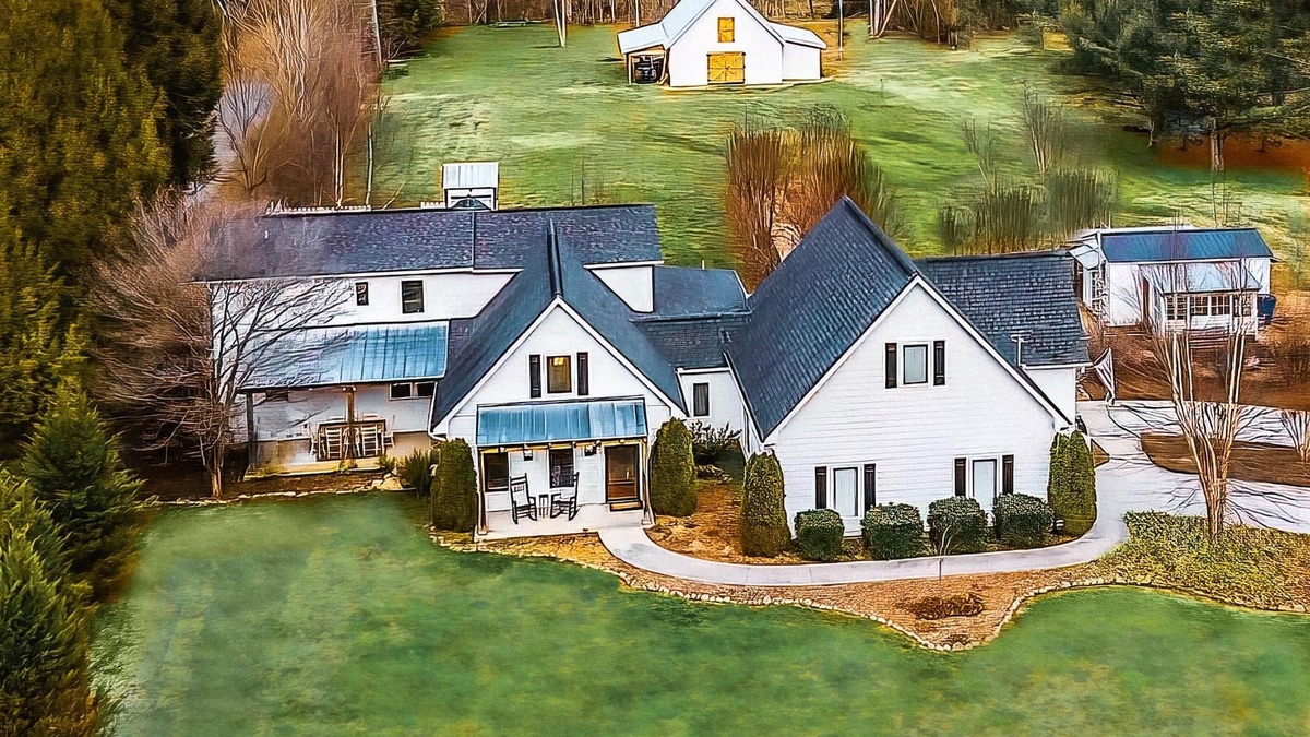 Townsend Cabin | Riverfront Farmhouse. Walking distance to awesome!