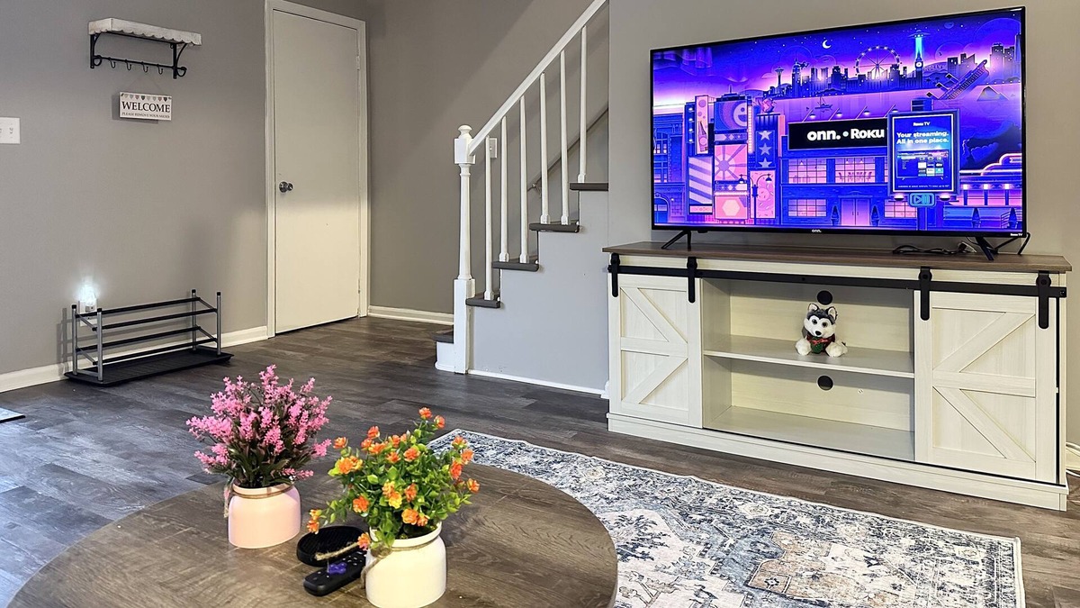 Yorkville House | Riverfront/Fast Wi-Fi/Comfy beds/Fishing/RW Waterpark/Kayak & Canoe/Free parking