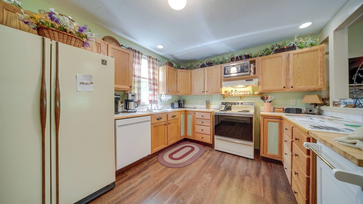 Austinburg Cottage | Riverfront Geneva Cottage on Grand River!