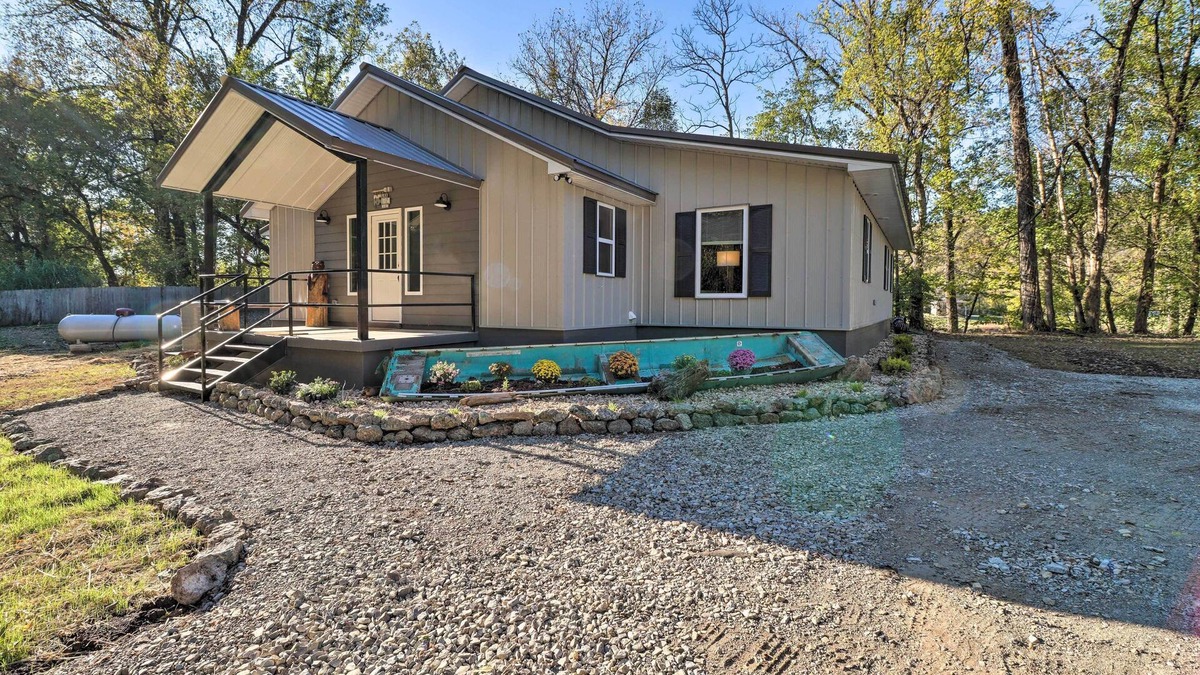 Lone Rock House | Riverfront 'Heaven on the White' w/Covered Patio!