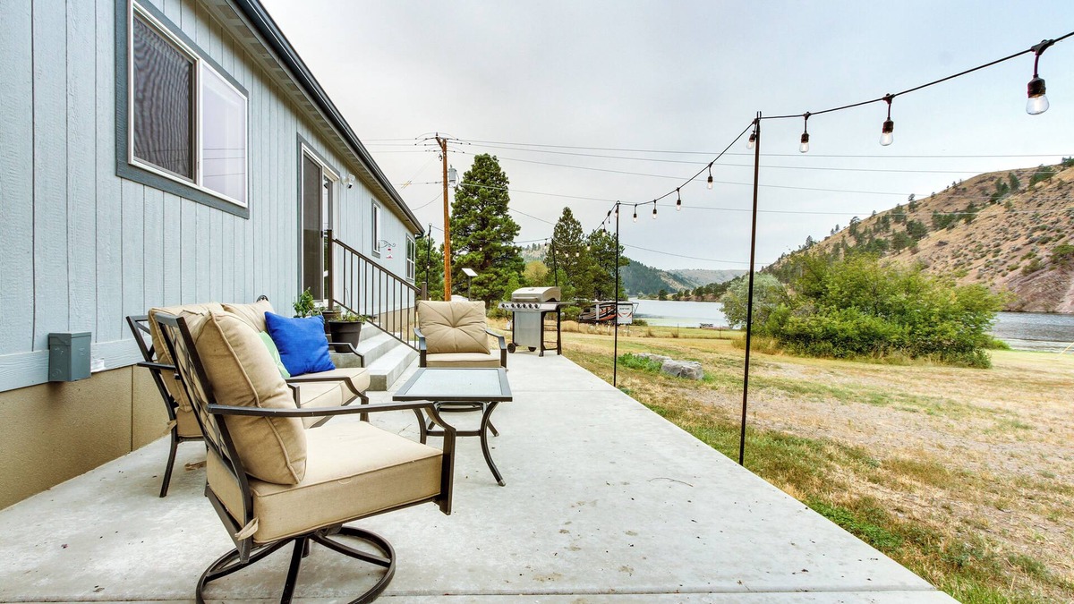 Helena House | Riverfront Helena Retreat w/Small Dock + Kayaks!