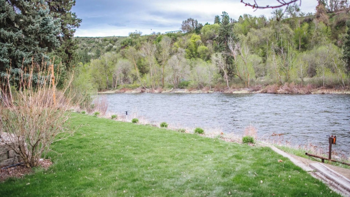 Monitor House | Riverfront Home in Beautiful Orchard